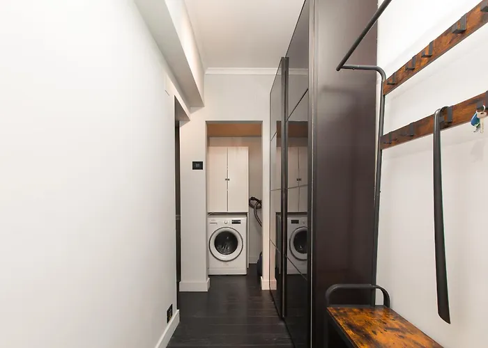 City Center Apartment With Balcony & Skyline View Bucureşti